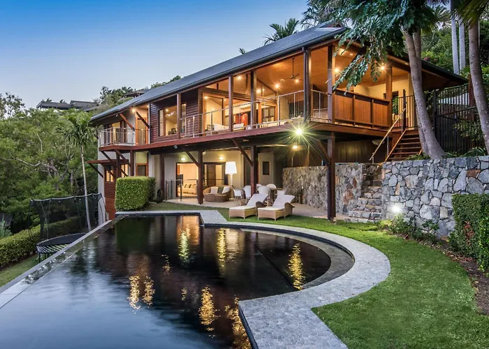 Iluka Ocean Haven: Luxury Villa with Infinity Pool and Golf Buggies
