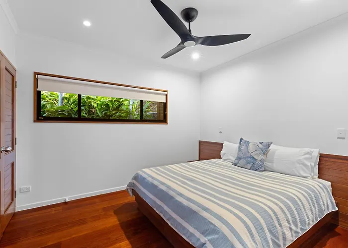 Iluka Ocean Haven: Luxury Villa with Infinity Pool and Golf Buggies