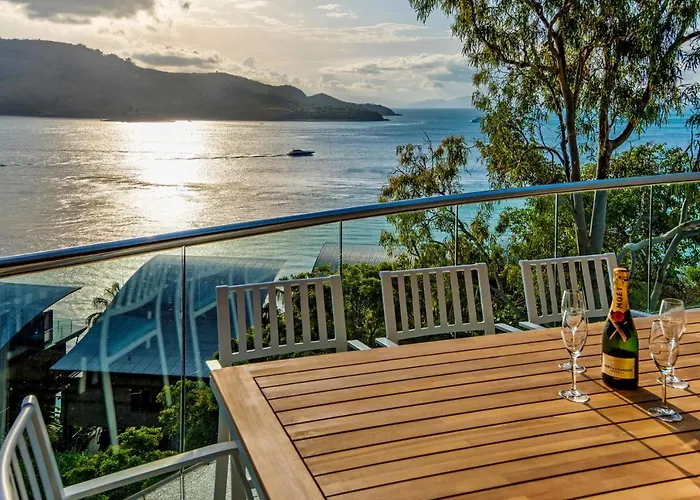 Waves 5 Luxury 3 Bedroom Breathtaking Ocean Views Central Location