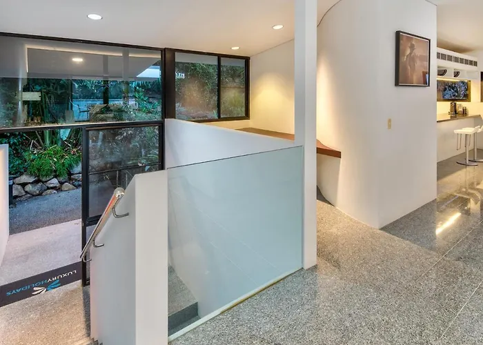 Waves 5 Luxury 3 Bedroom Breathtaking Ocean Views Central Location